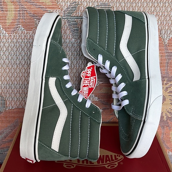 Vans Sk8-Hi
Color Theory Duck Green
VNOA7Q5NYQW
Men’s sneakers - Picture 12 of 16